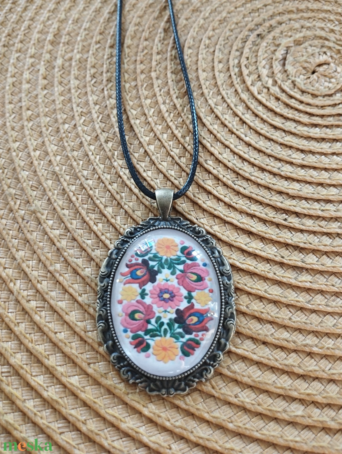 Népi mintájú üveg lencsés nyaklánc  - ékszer - nyaklánc - medálos nyaklánc - Meska.hu