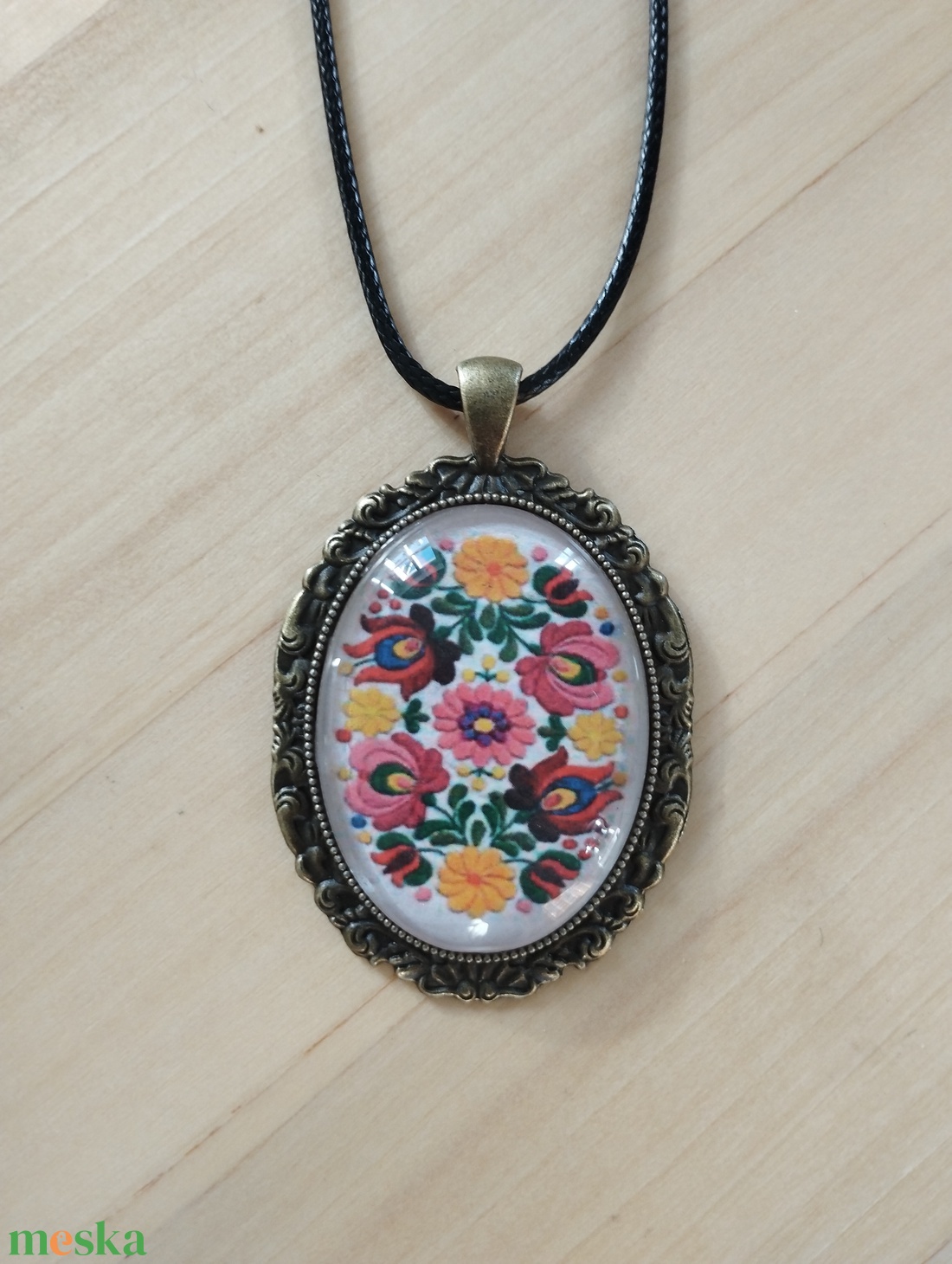 Népi mintájú üveg lencsés nyaklánc  - ékszer - nyaklánc - medálos nyaklánc - Meska.hu
