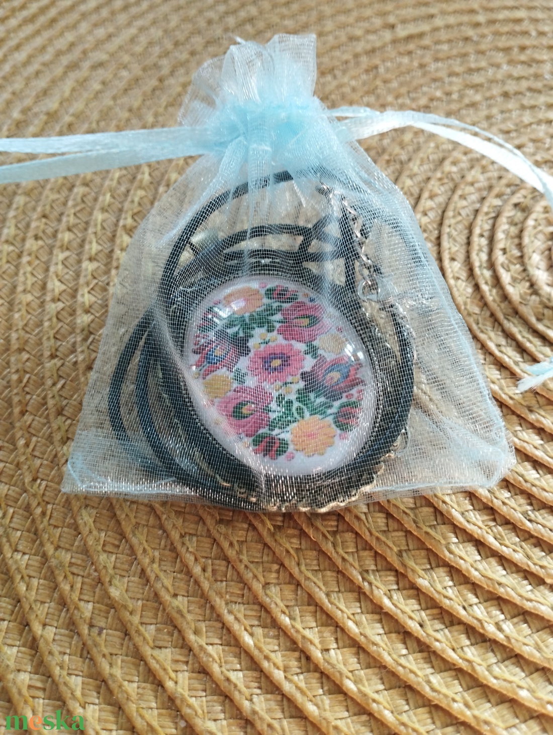 Népi mintájú üveg lencsés nyaklánc  - ékszer - nyaklánc - medálos nyaklánc - Meska.hu