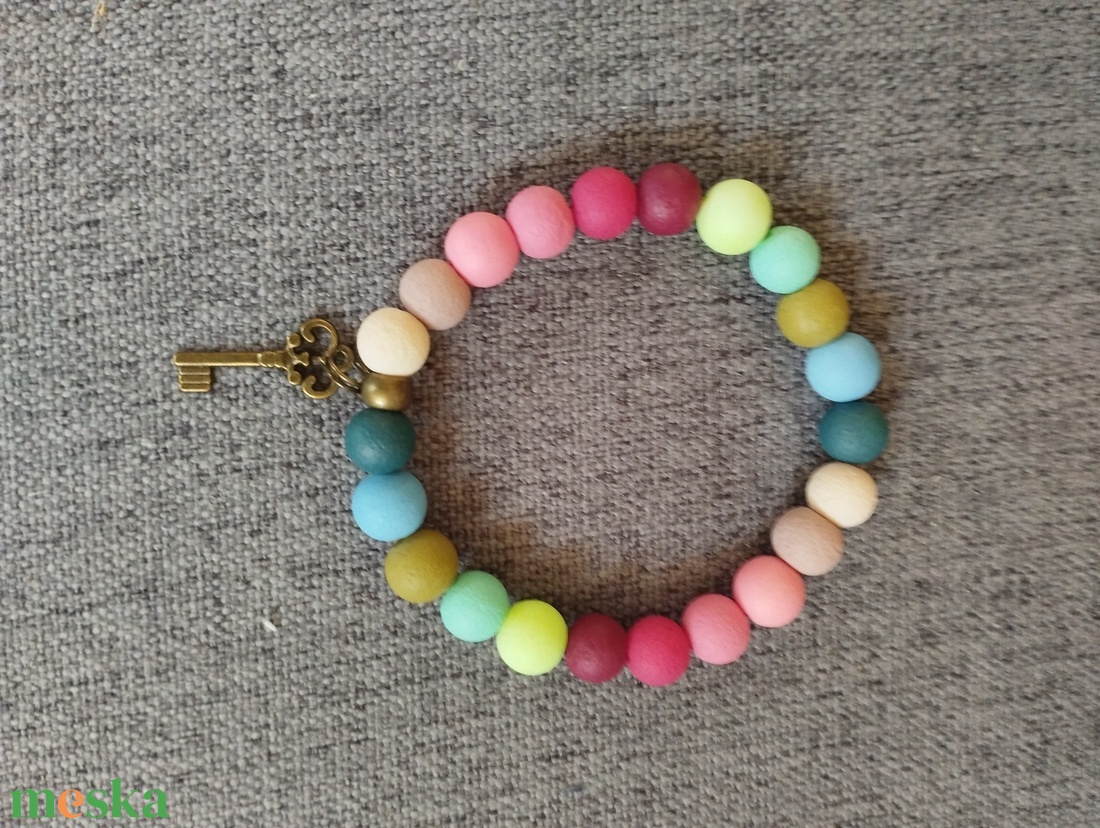 Színes karkötő imitált lávakővel, kulcs charmmal  - ékszer - karkötő - gyöngyös karkötő - Meska.hu