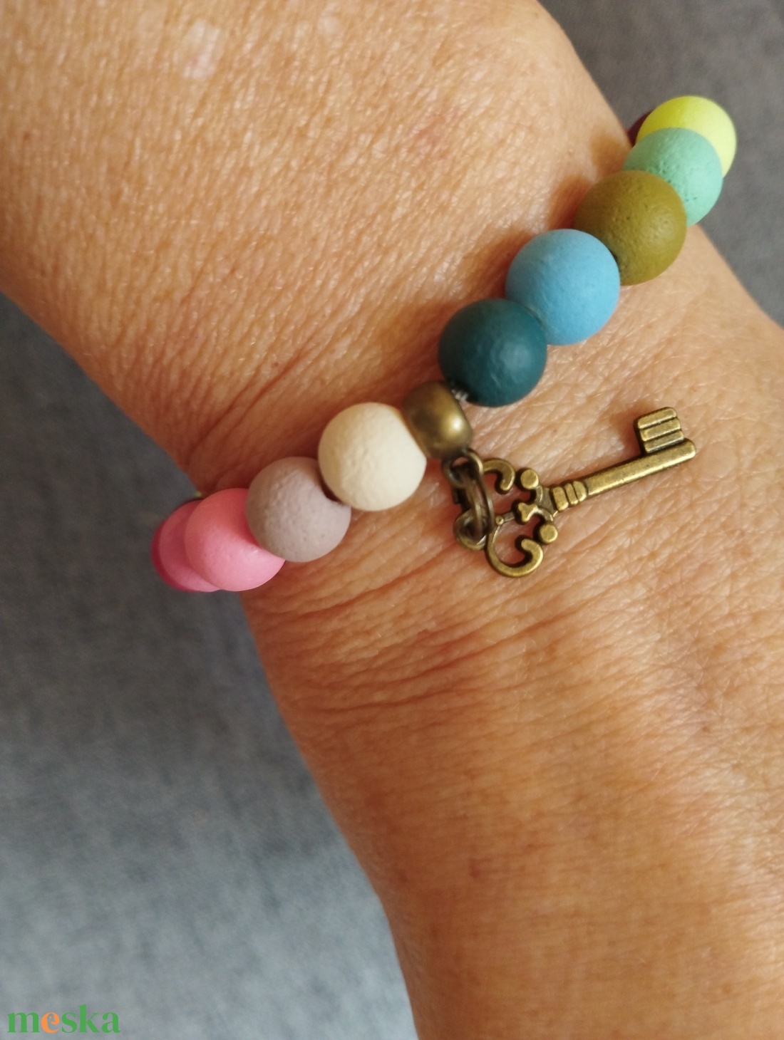 Színes karkötő imitált lávakővel, kulcs charmmal  - ékszer - karkötő - gyöngyös karkötő - Meska.hu