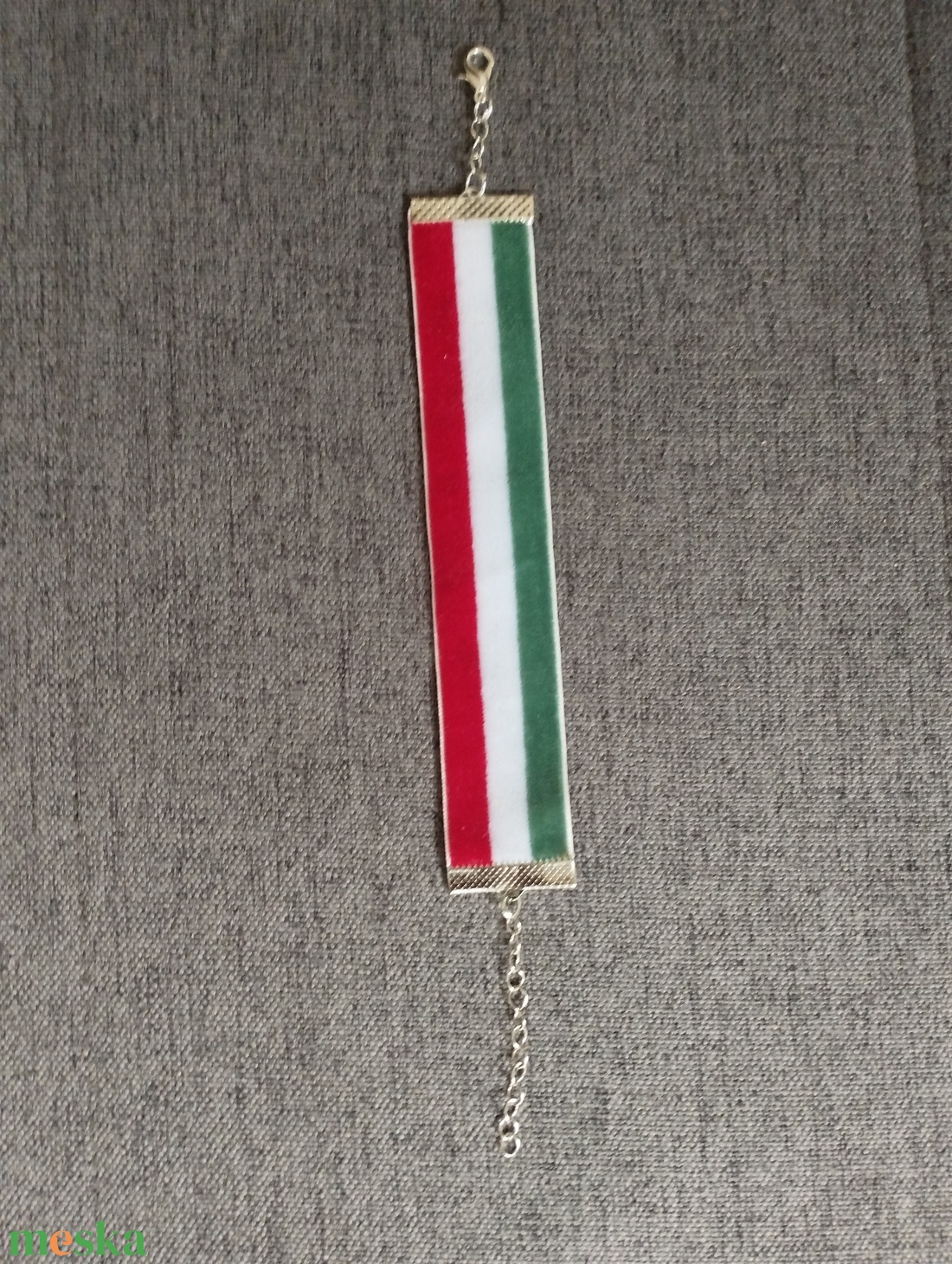 Nemzeti színű bársony szalag karkötő - ékszer - karkötő - gyöngyös karkötő - Meska.hu