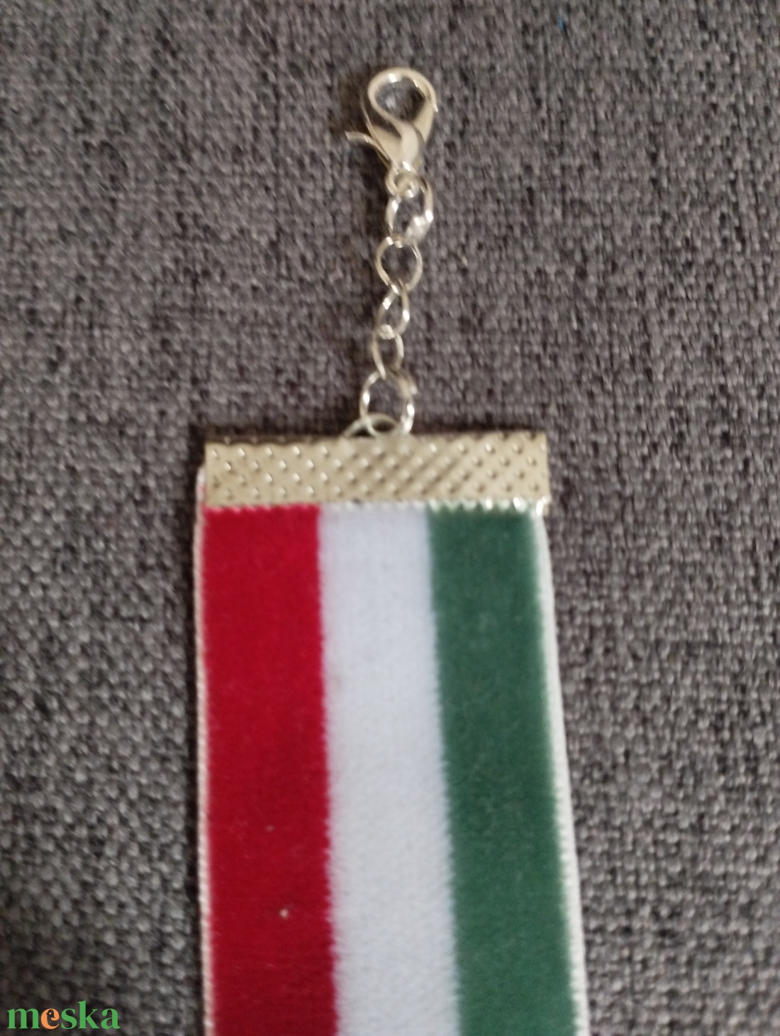 Nemzeti színű bársony szalag karkötő - ékszer - karkötő - gyöngyös karkötő - Meska.hu