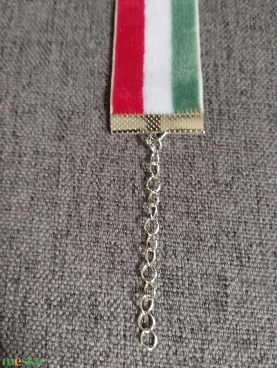 Nemzeti színű bársony szalag karkötő - ékszer - karkötő - gyöngyös karkötő - Meska.hu