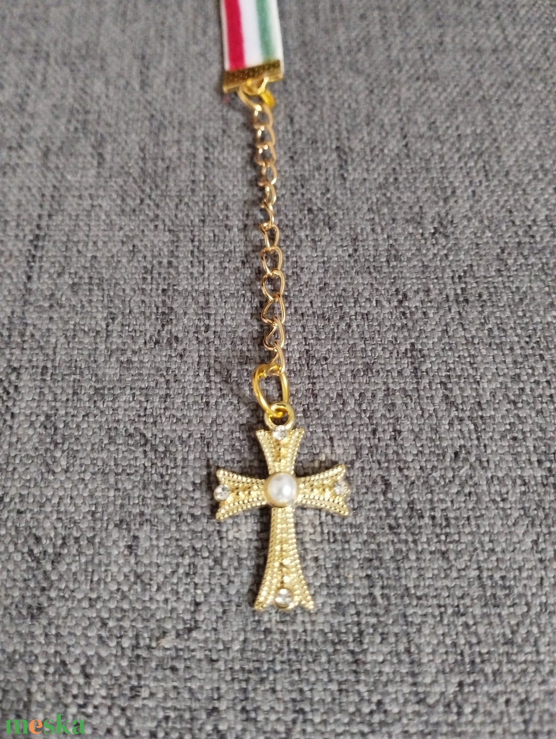 Nemzeti színű bársony szalag karkötő kereszt medállal - ékszer - karkötő - gyöngyös karkötő - Meska.hu