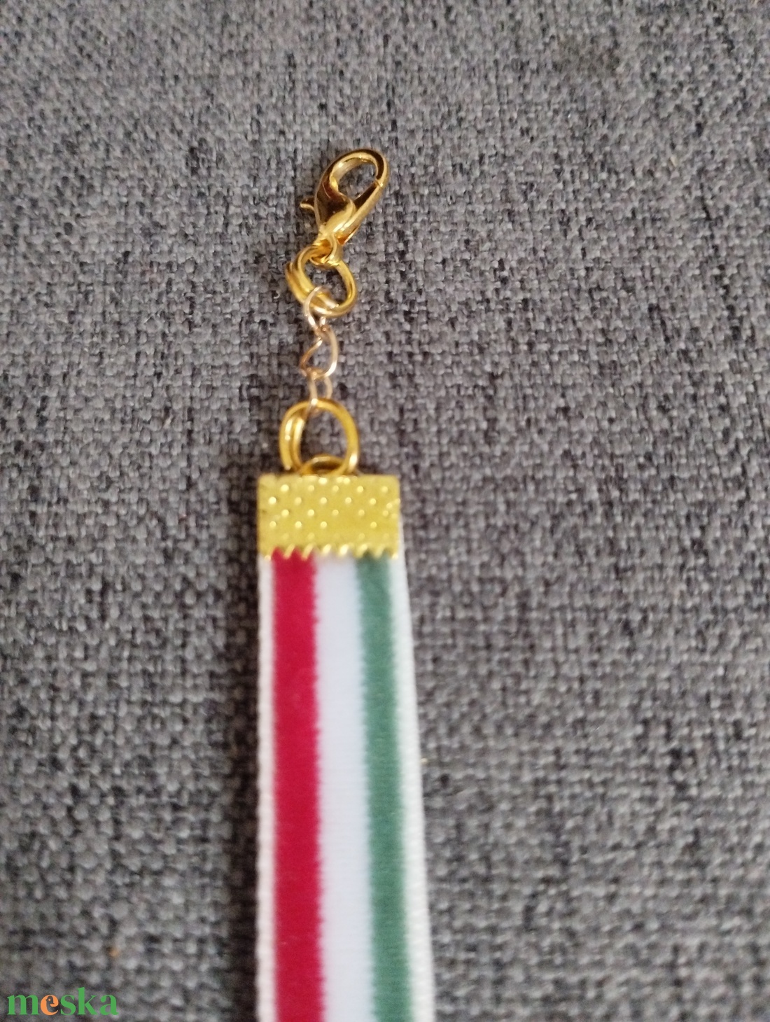 Nemzeti színű bársony szalag karkötő kereszt medállal - ékszer - karkötő - gyöngyös karkötő - Meska.hu