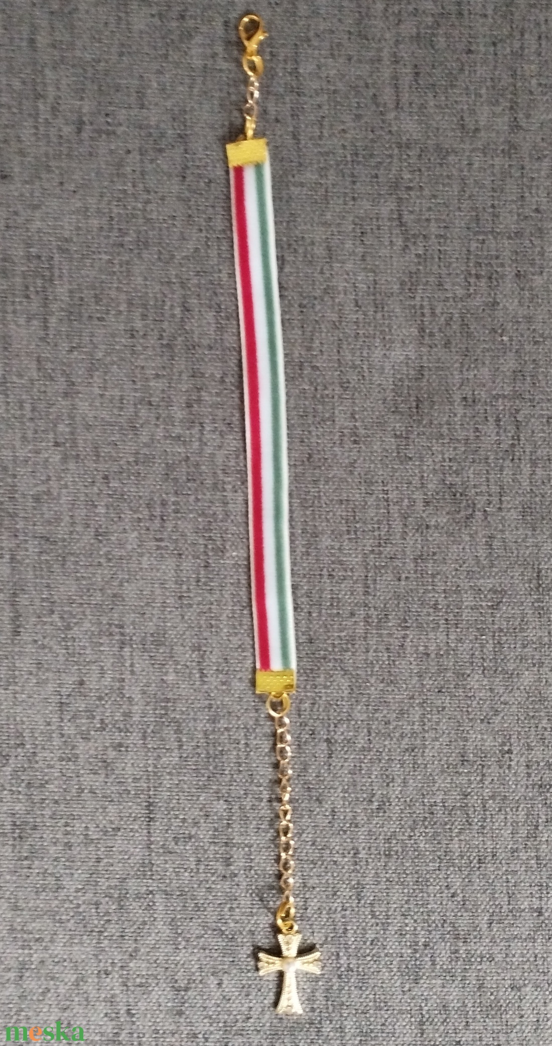 Nemzeti színű bársony szalag karkötő kereszt medállal - ékszer - karkötő - gyöngyös karkötő - Meska.hu