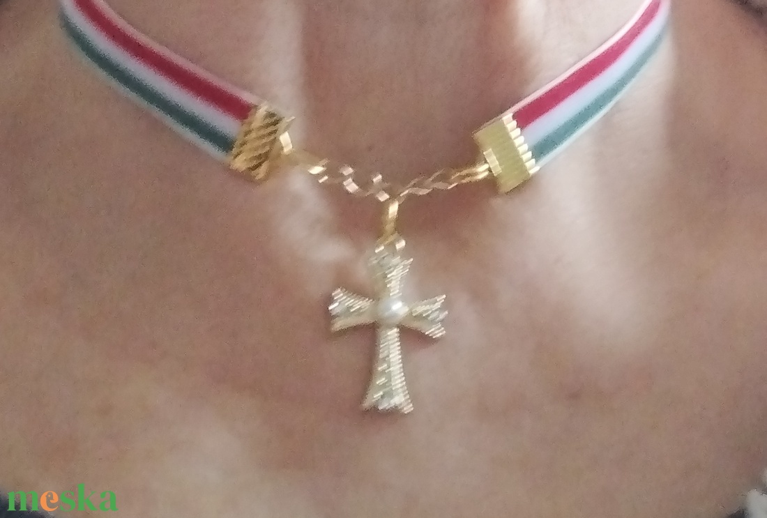 Nemzeti színű bársony szalag choker nyaklánc kereszt medállal - ékszer - nyaklánc - medál - Meska.hu