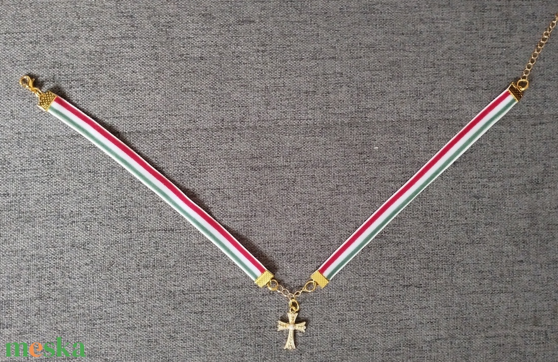 Nemzeti színű bársony szalag choker nyaklánc kereszt medállal - ékszer - nyaklánc - medál - Meska.hu