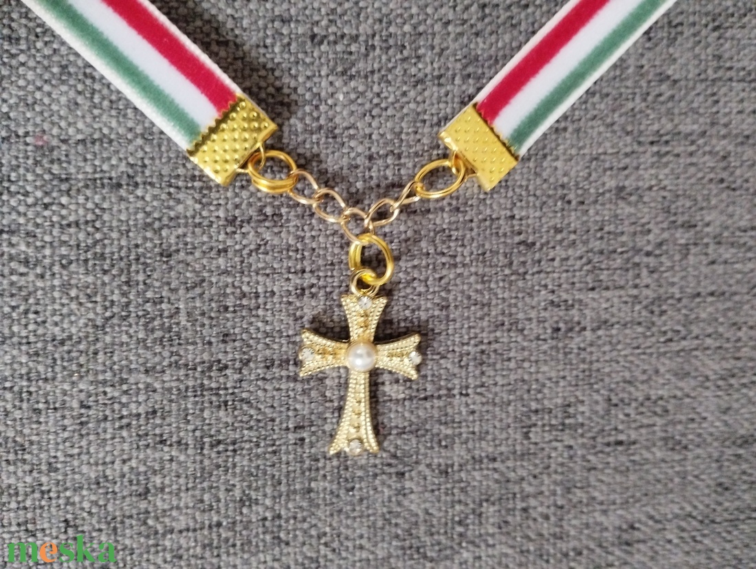 Nemzeti színű bársony szalag choker nyaklánc kereszt medállal - ékszer - nyaklánc - medál - Meska.hu