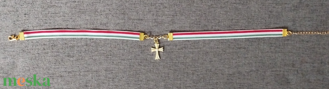 Nemzeti színű bársony szalag choker nyaklánc kereszt medállal - ékszer - nyaklánc - medál - Meska.hu