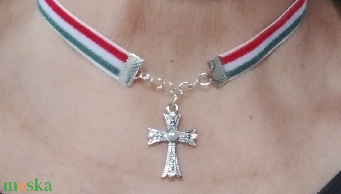 Nemzeti színű bársony szalag choker nyaklánc kereszt medállal - ékszer - nyaklánc - medál - Meska.hu