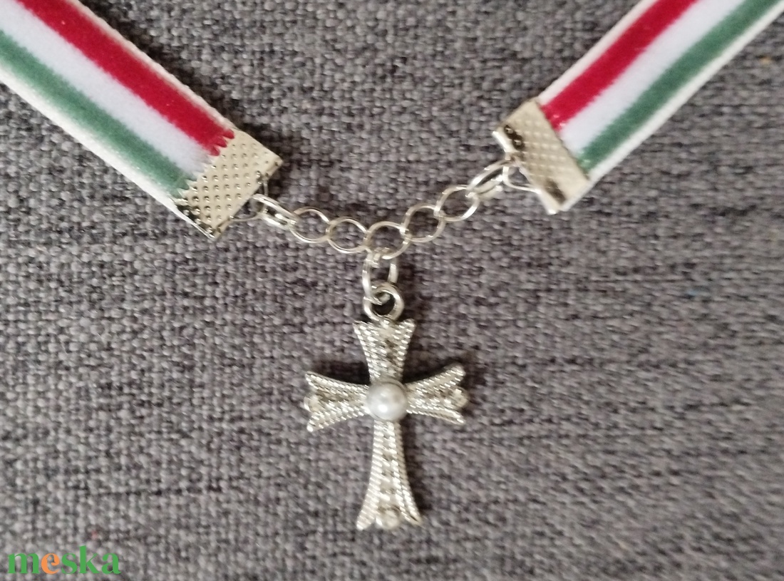 Nemzeti színű bársony szalag choker nyaklánc kereszt medállal - ékszer - nyaklánc - medál - Meska.hu