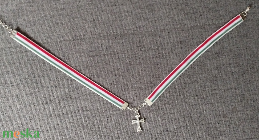 Nemzeti színű bársony szalag choker nyaklánc kereszt medállal - ékszer - nyaklánc - medál - Meska.hu