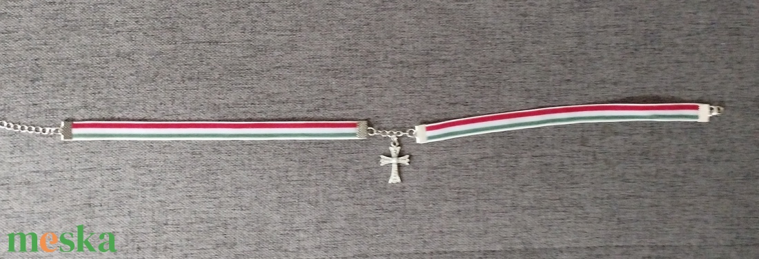 Nemzeti színű bársony szalag choker nyaklánc kereszt medállal - ékszer - nyaklánc - medál - Meska.hu