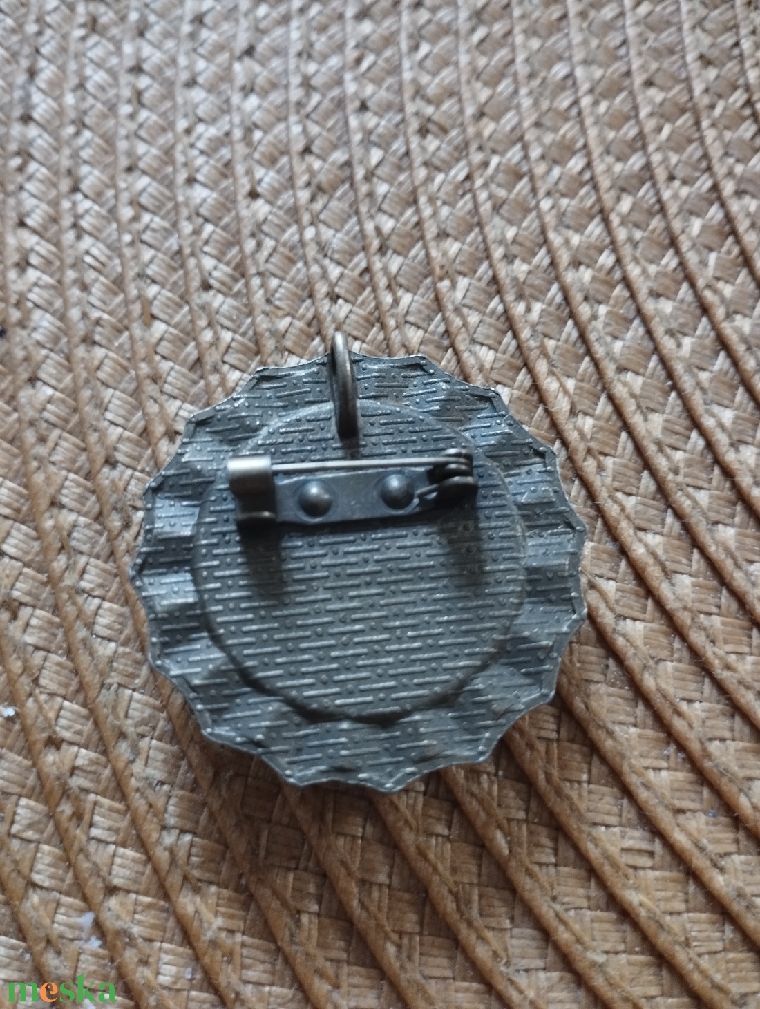 Nemzeti színű kokárda kitűző bronz színű fém alapon - ékszer - kitűző és bross - kitűző - Meska.hu Nemzeti színű kokárda kitűző bronz színű fém alapon - ékszer - kitűző és bross - kitűző - Meska.hu