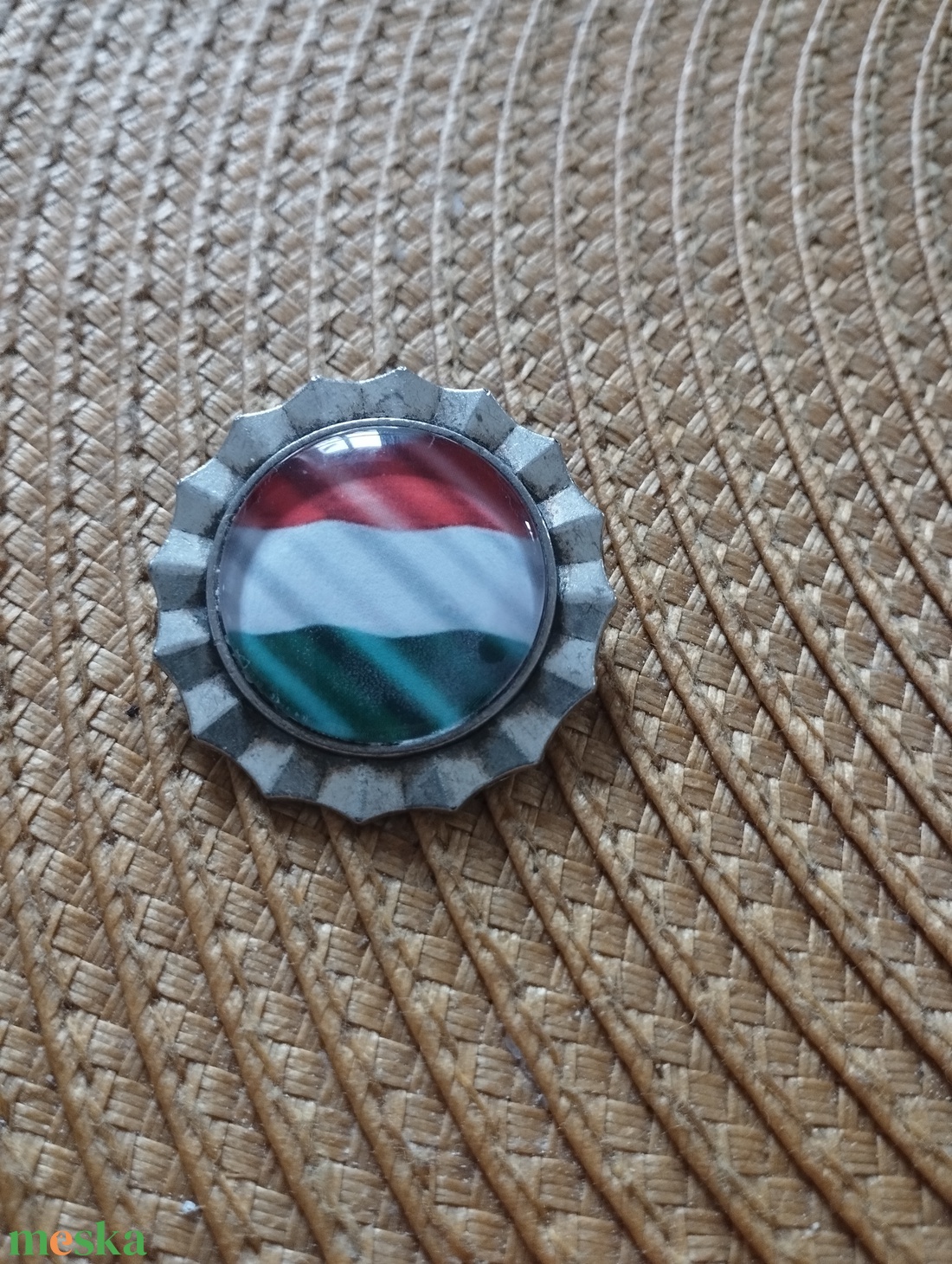 Nemzeti színű kokárda kitűző ezüst színű fém alapon - ékszer - kitűző és bross - kitűző - Meska.hu Nemzeti színű kokárda kitűző ezüst színű fém alapon - ékszer - kitűző és bross - kitűző - Meska.hu