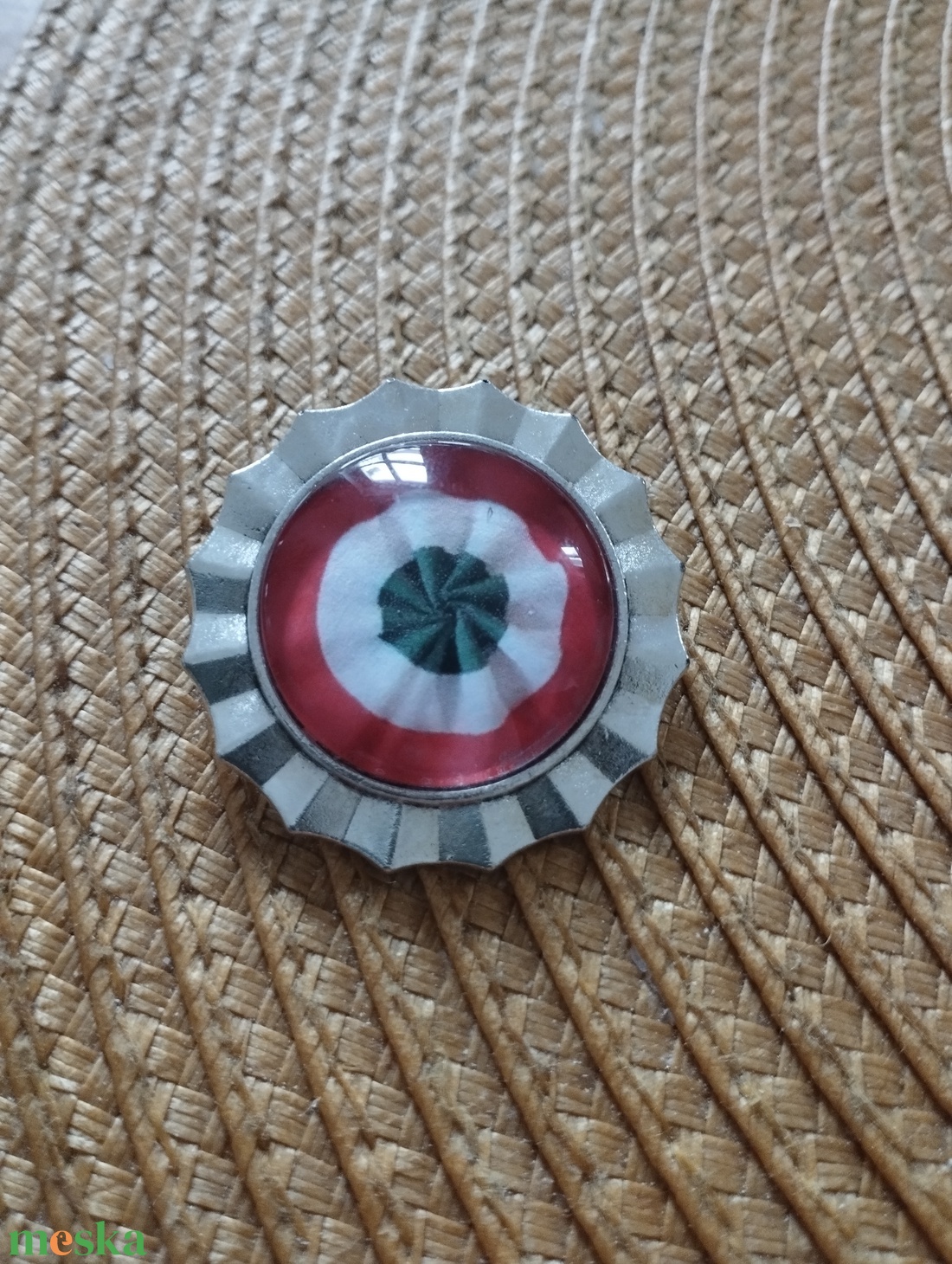 Nemzeti színű kokárda kitűző ezüst színű fém alapon  - ékszer - kitűző és bross - kitűző - Meska.hu