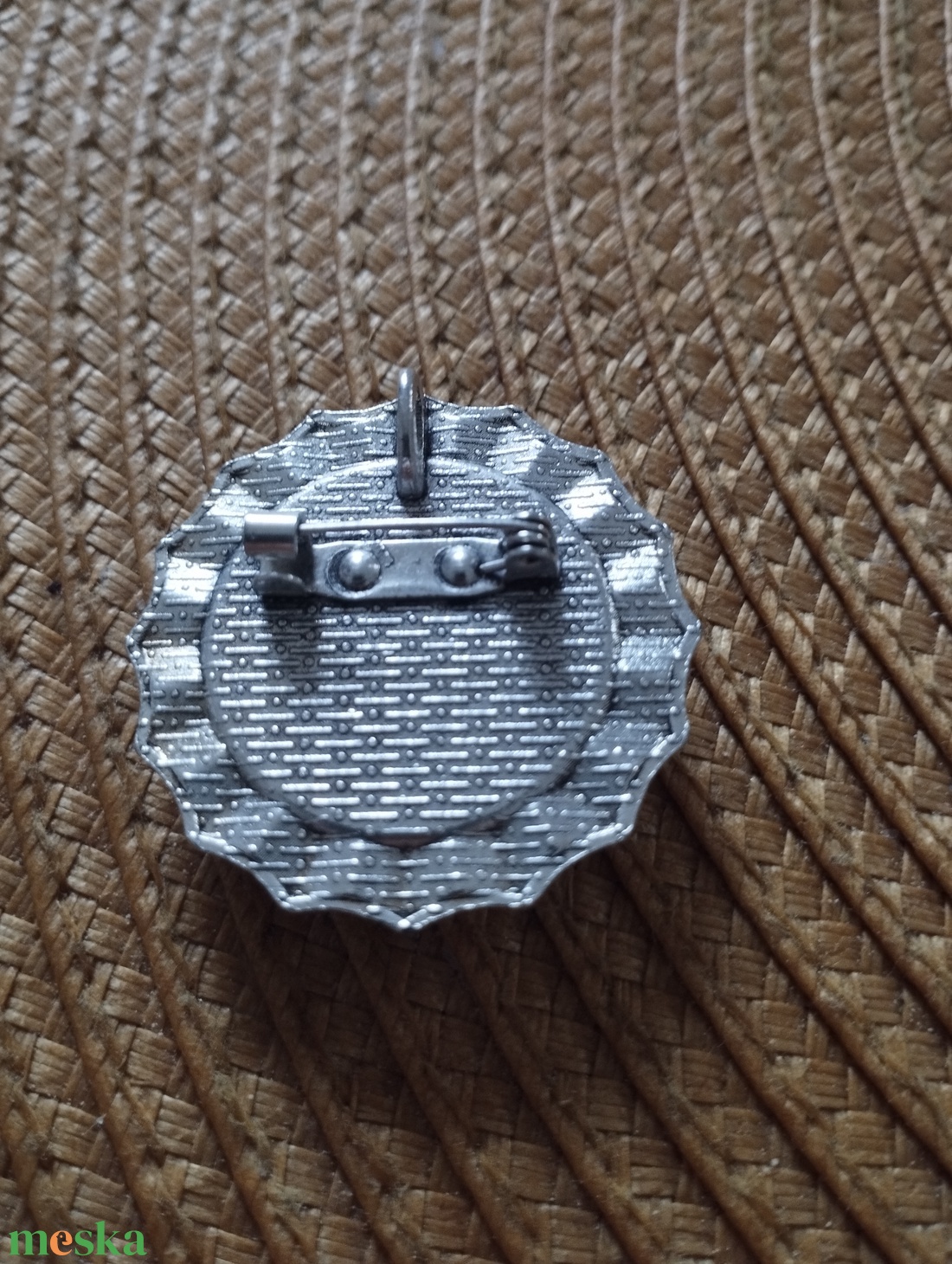 Nemzeti színű kokárda kitűző ezüst színű fém alapon  - ékszer - kitűző és bross - kitűző - Meska.hu