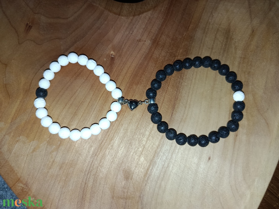 Szerelmes  karkötő láva kőből mágneses szívvel  - ékszer - karkötő - gyöngyös karkötő - Meska.hu