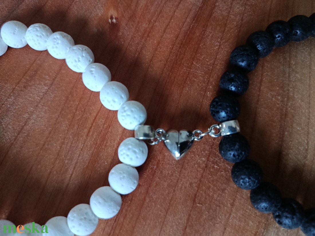 Szerelmes  karkötő láva kőből mágneses szívvel  - ékszer - karkötő - gyöngyös karkötő - Meska.hu