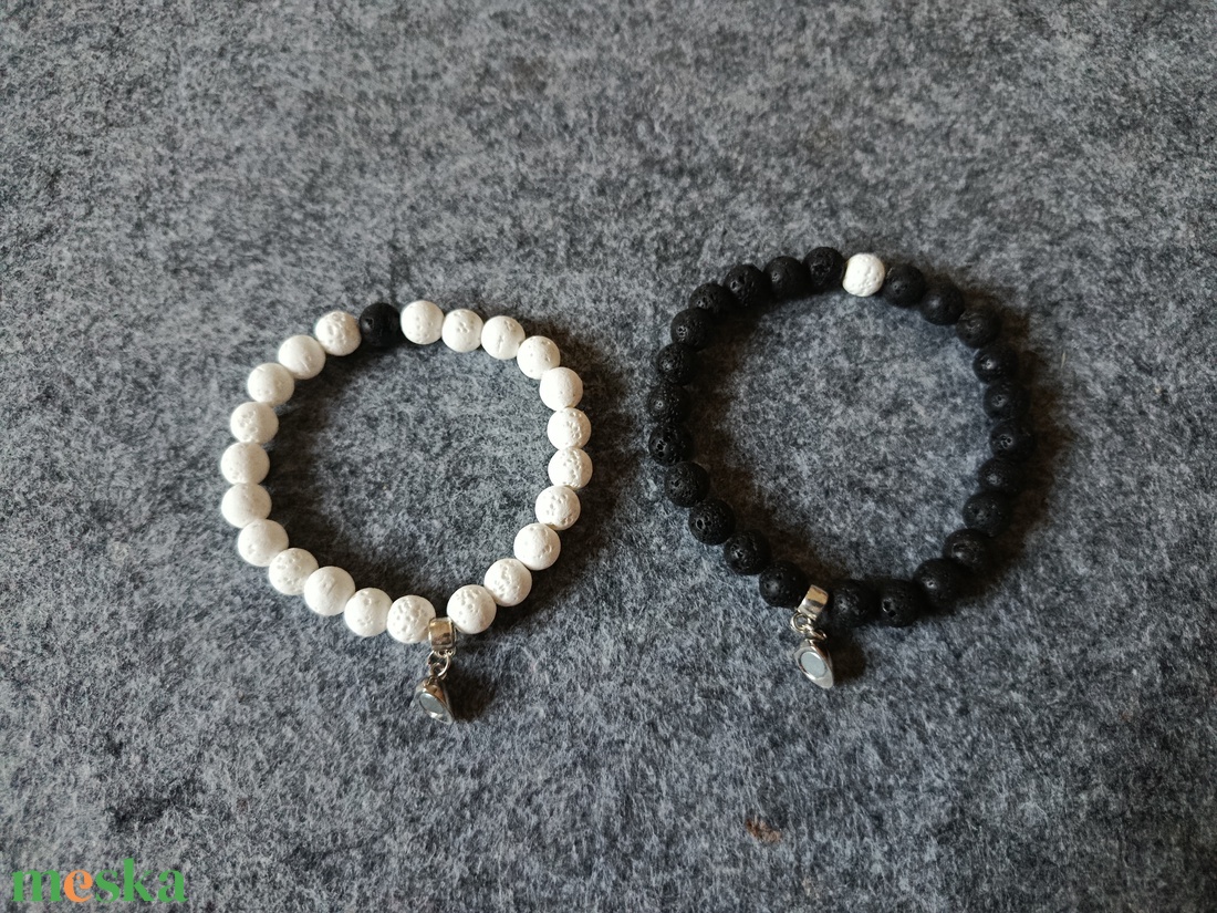 Szerelmes  karkötő láva kőből mágneses szívvel  - ékszer - karkötő - gyöngyös karkötő - Meska.hu