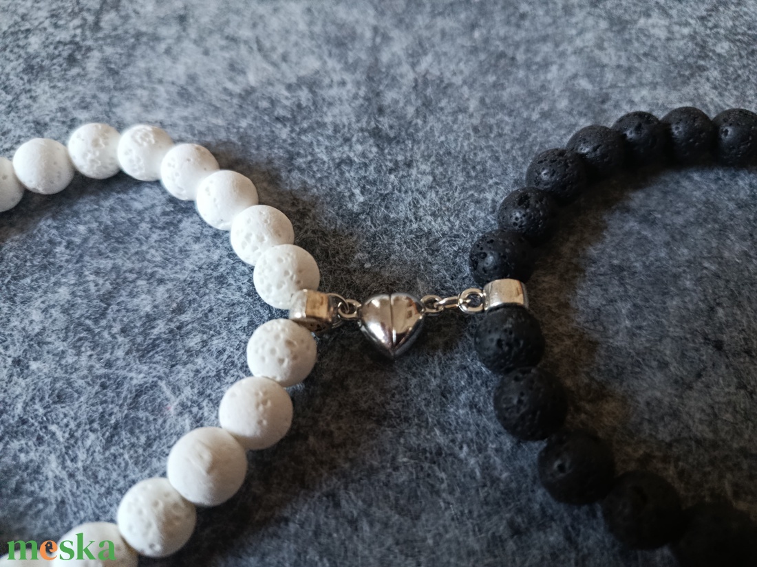 Szerelmes  karkötő láva kőből mágneses szívvel  - ékszer - karkötő - gyöngyös karkötő - Meska.hu