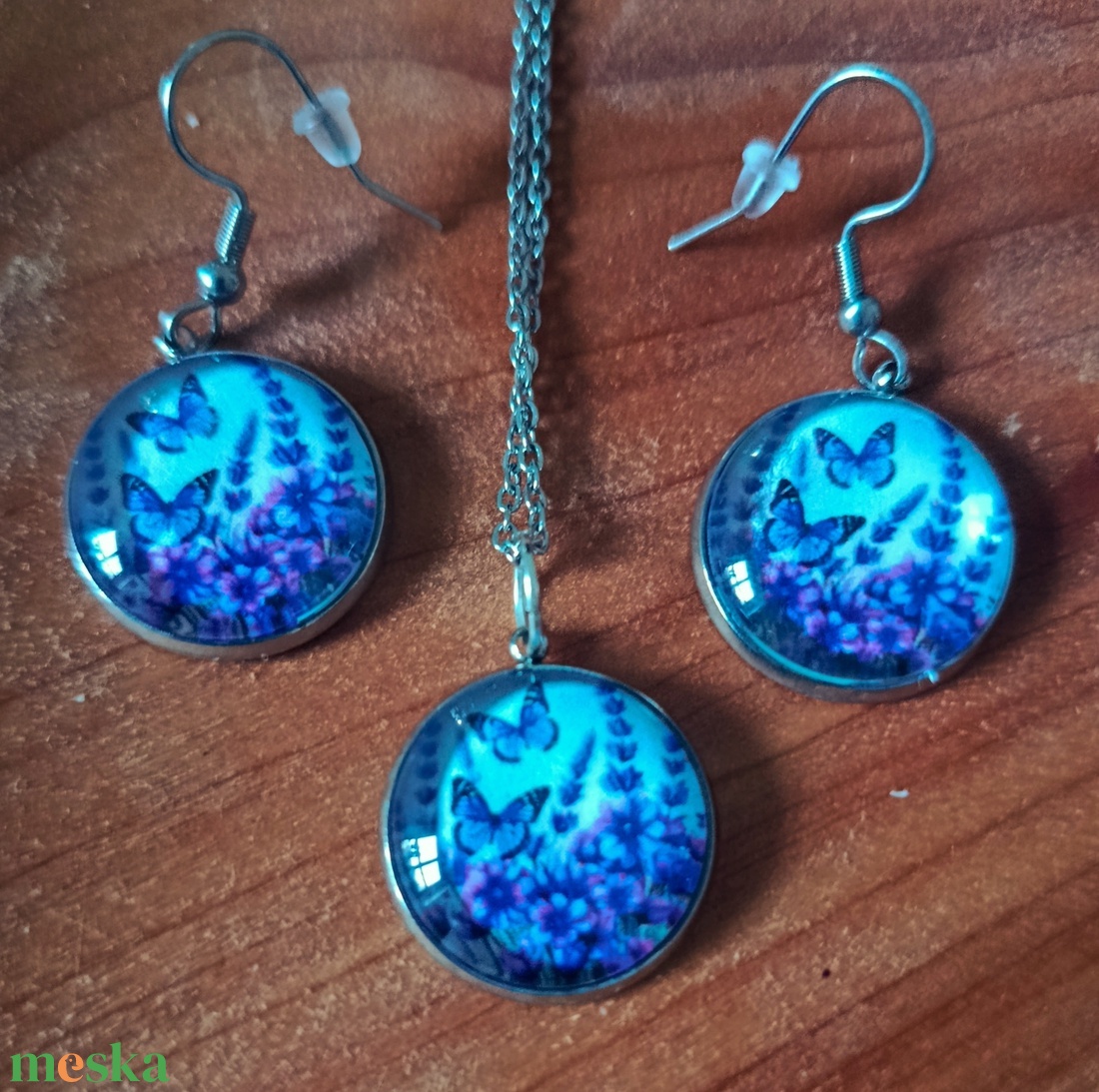 Üveg lencsés, orvosi acél nyaklánc és fülbevaló szett levendulával  - ékszer - nyaklánc - medálos nyaklánc - Meska.hu