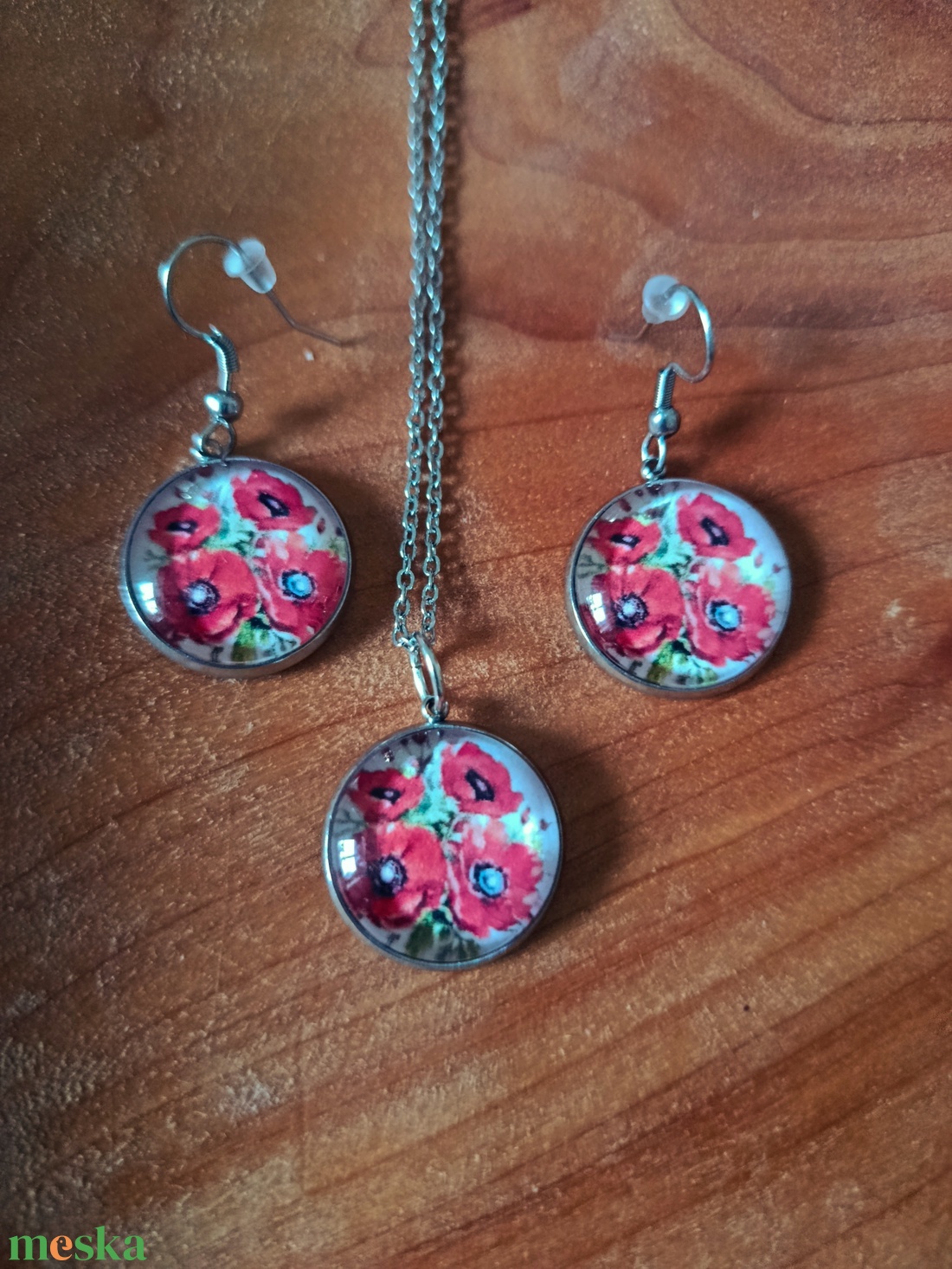 Üveg lencsés, orvosi acél nyaklánc és fülbevaló szett pipaccsal  - ékszer - nyaklánc - medálos nyaklánc - Meska.hu