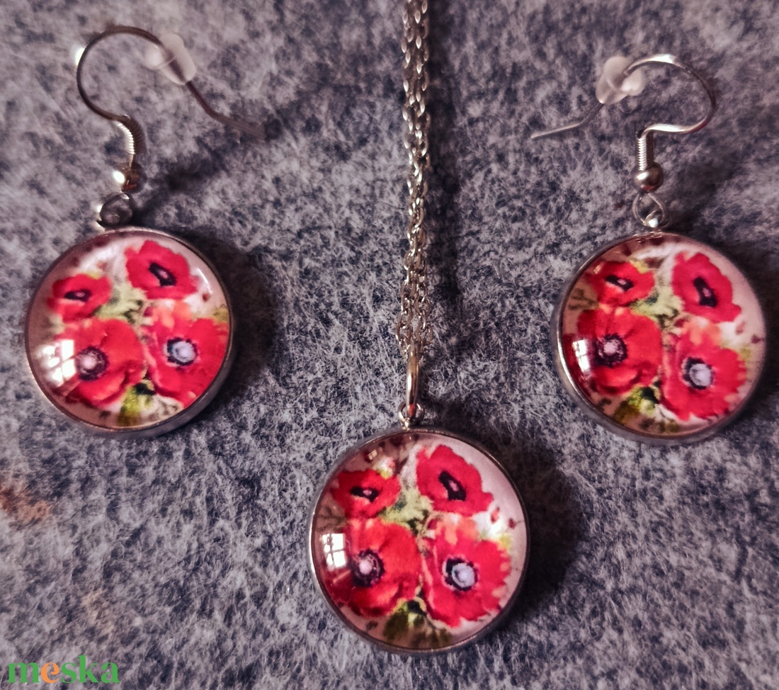 Üveg lencsés, orvosi acél nyaklánc és fülbevaló szett pipaccsal  - ékszer - nyaklánc - medálos nyaklánc - Meska.hu