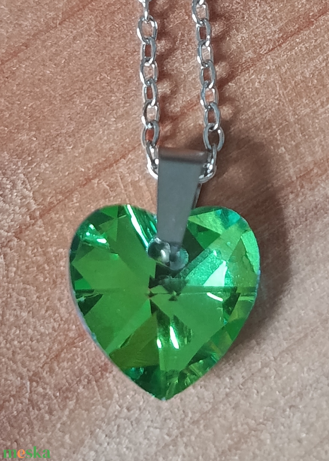  nyaklánc orvosi acél lánccal, zöld csiszolt üveg szívvel  - ékszer - nyaklánc - medálos nyaklánc - Meska.hu