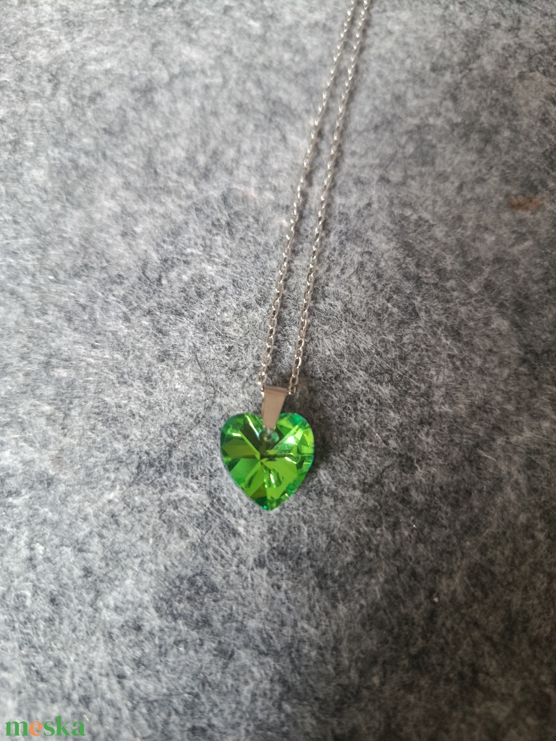  nyaklánc orvosi acél lánccal, zöld csiszolt üveg szívvel  - ékszer - nyaklánc - medálos nyaklánc - Meska.hu