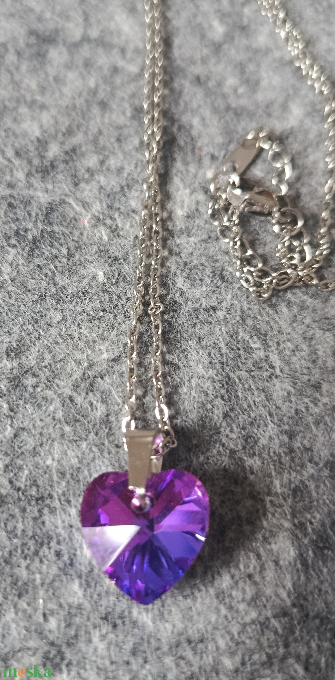  nyaklánc orvosi acél lánccal, lila csiszolt üveg szívvel  - ékszer - nyaklánc - medálos nyaklánc - Meska.hu