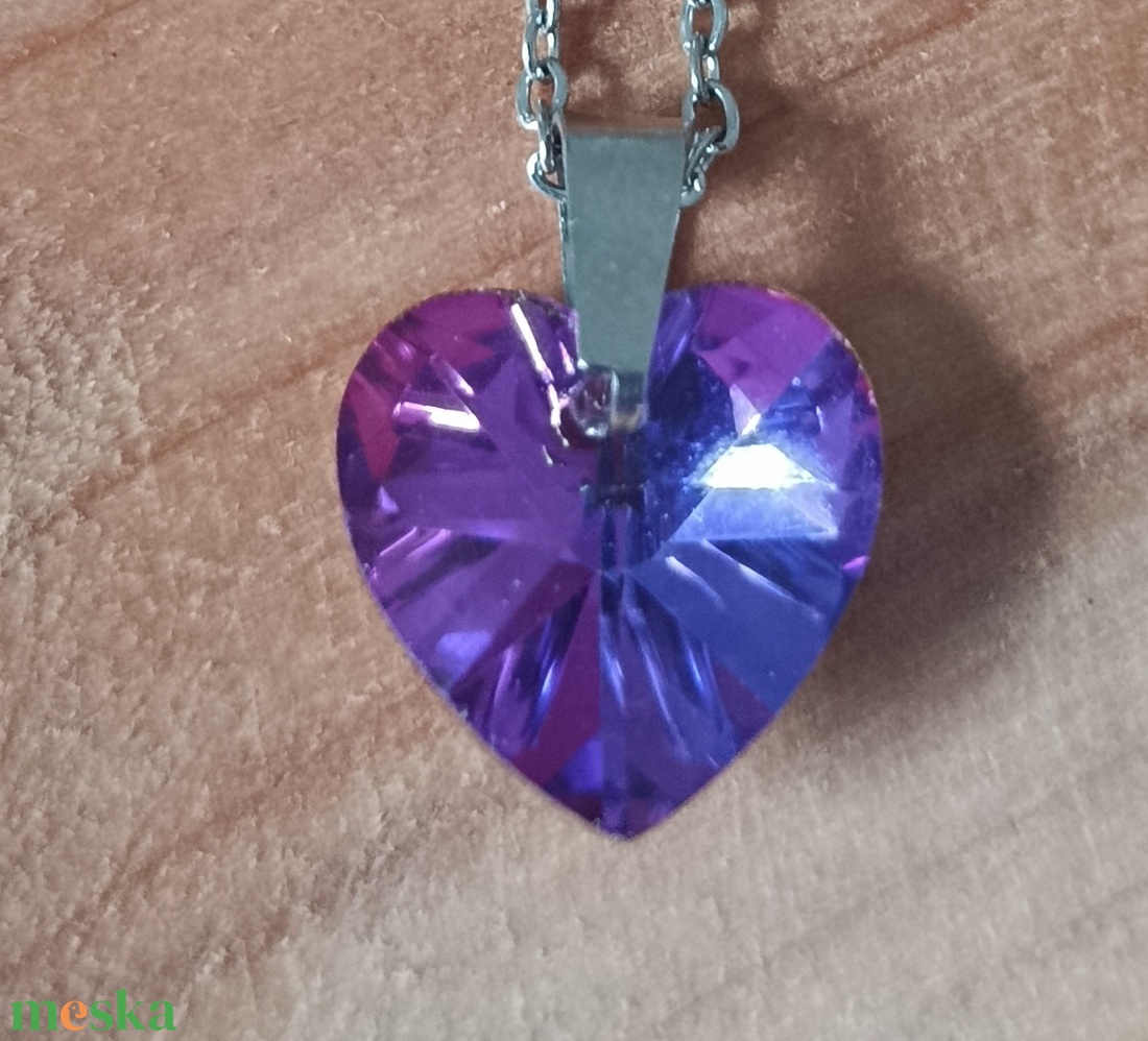  nyaklánc orvosi acél lánccal, lila csiszolt üveg szívvel  - ékszer - nyaklánc - medálos nyaklánc - Meska.hu