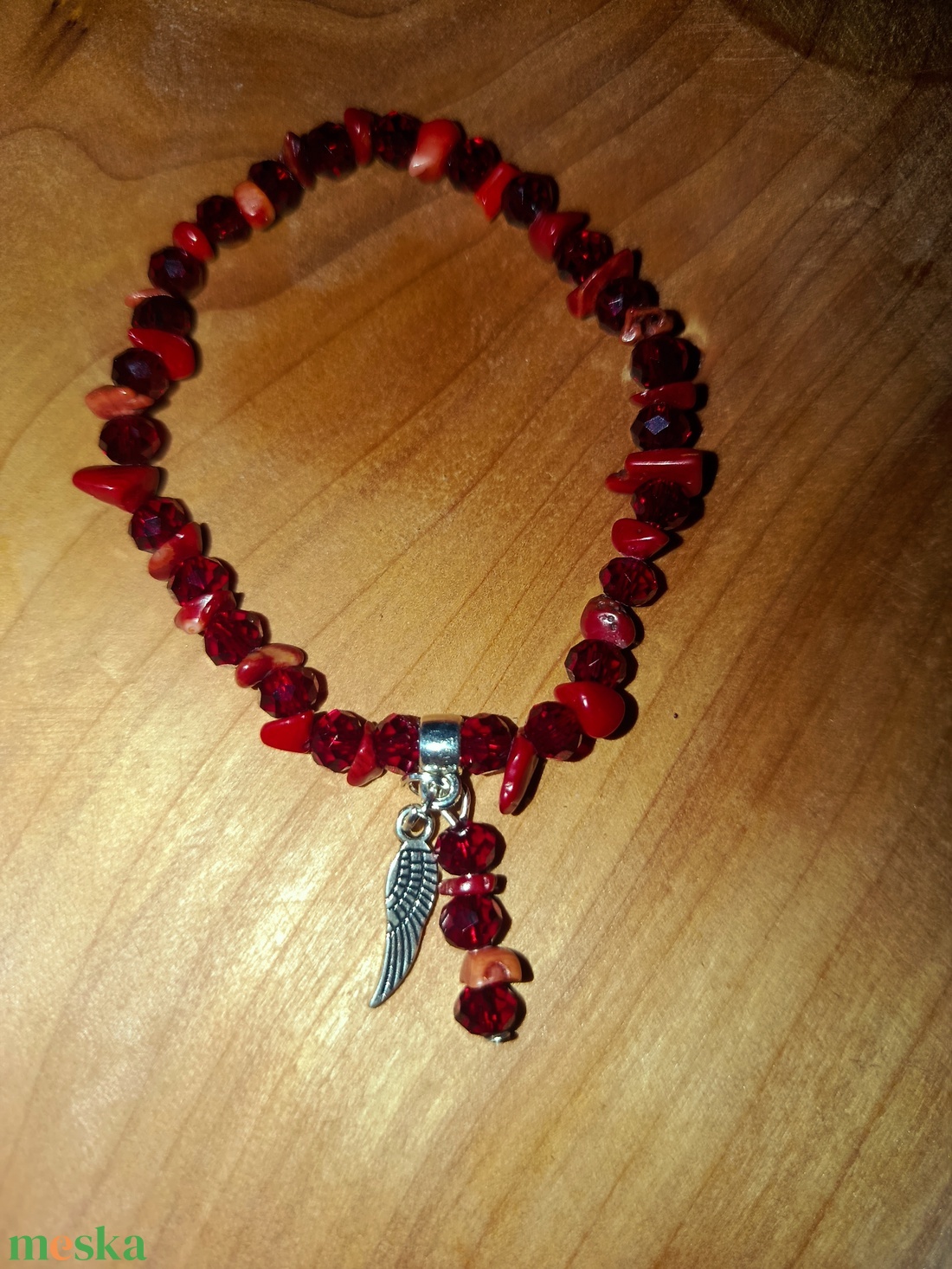 karkötő vörös korall ásványból és csiszolt üveg gyöngyből  - ékszer - karkötő - gyöngyös karkötő - Meska.hu