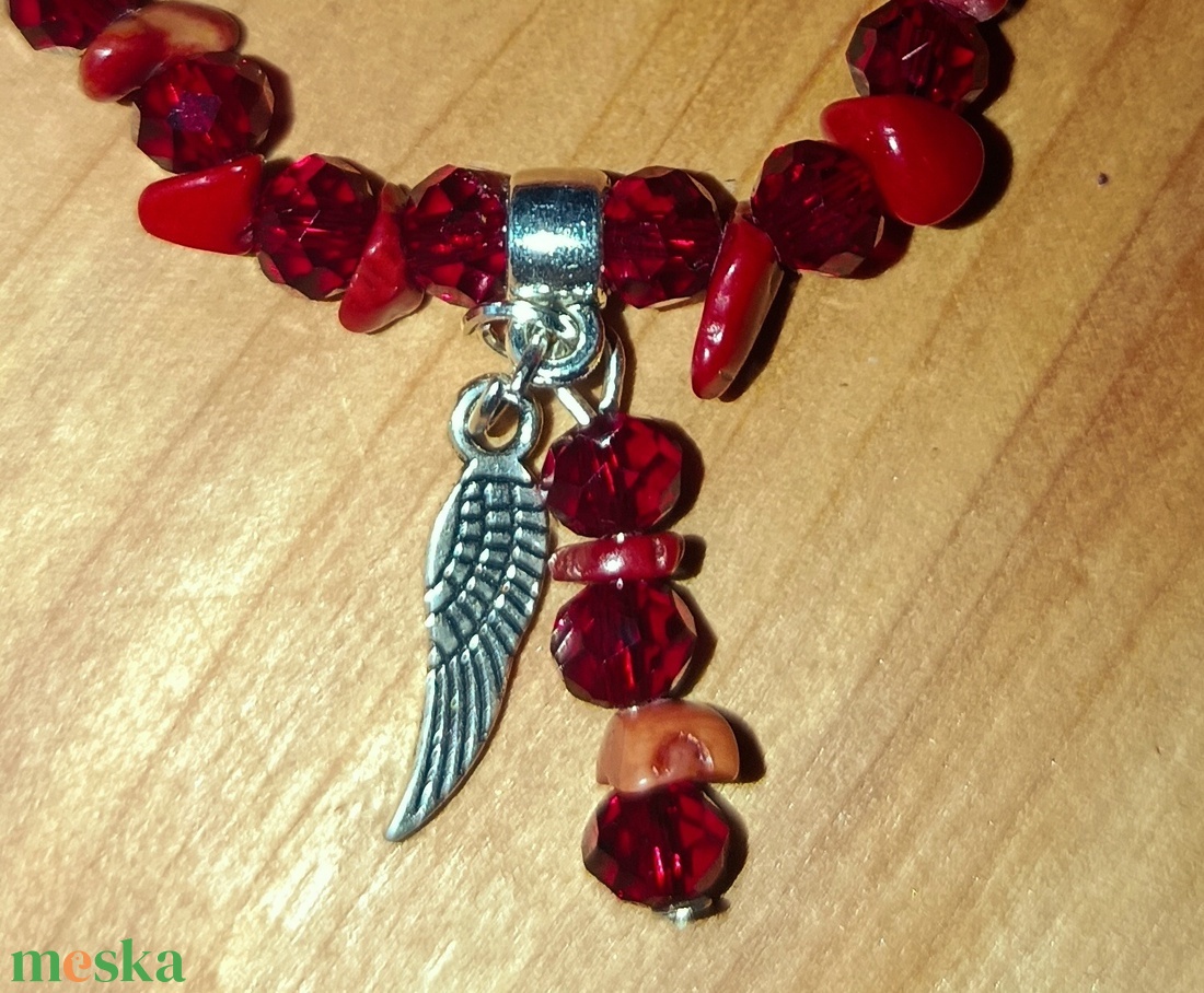 karkötő vörös korall ásványból és csiszolt üveg gyöngyből  - ékszer - karkötő - gyöngyös karkötő - Meska.hu