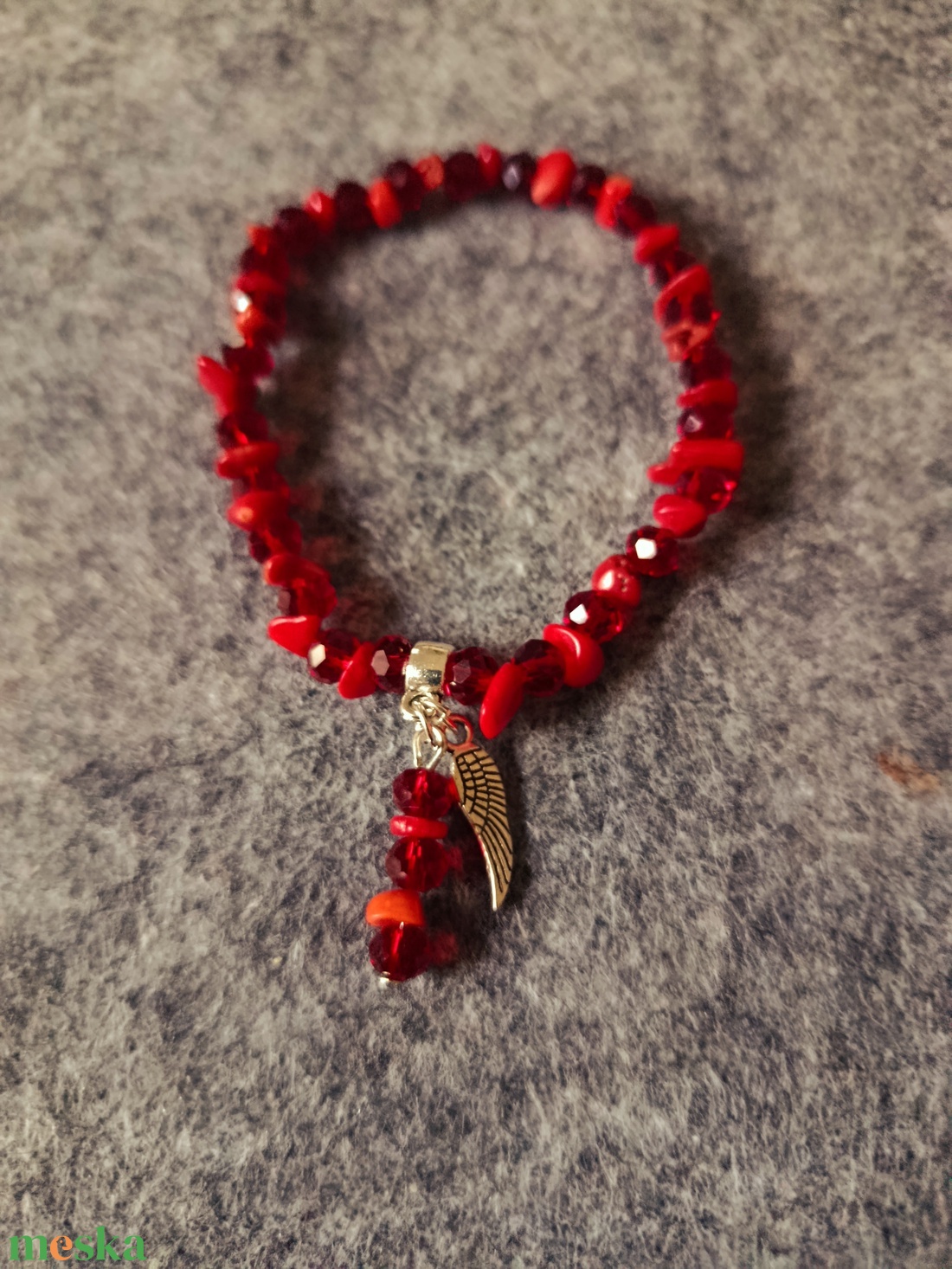 karkötő vörös korall ásványból és csiszolt üveg gyöngyből  - ékszer - karkötő - gyöngyös karkötő - Meska.hu