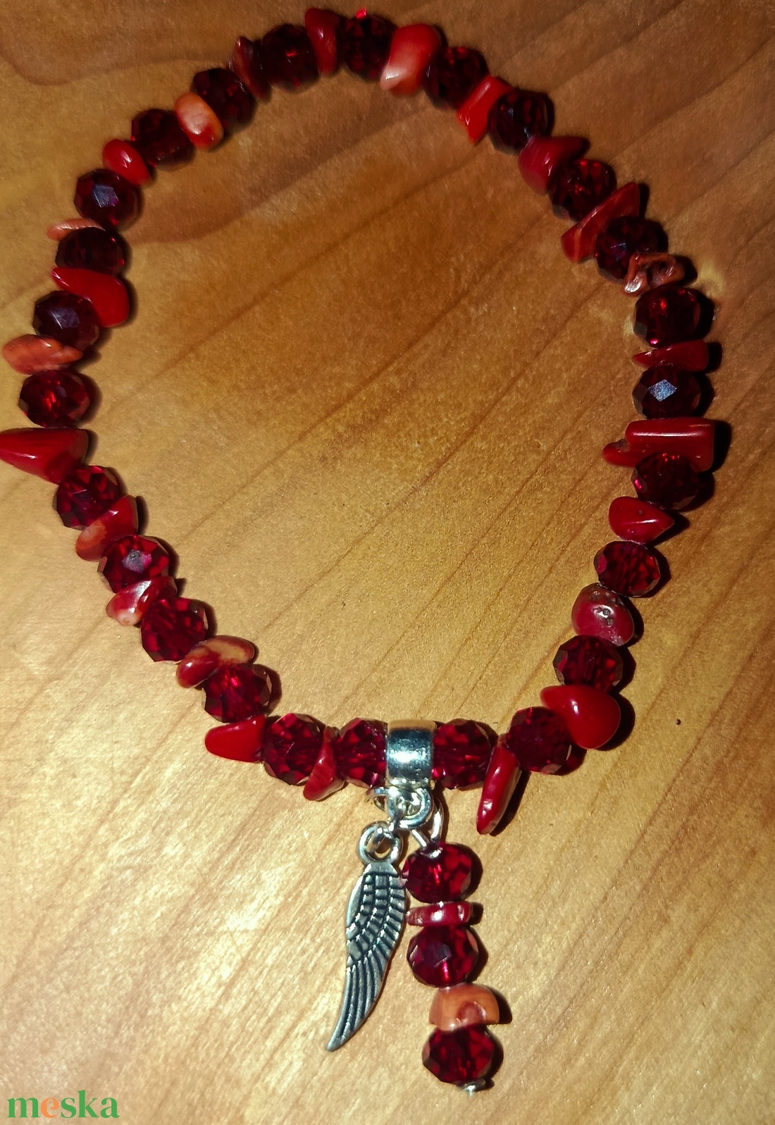 karkötő vörös korall ásványból és csiszolt üveg gyöngyből  - ékszer - karkötő - gyöngyös karkötő - Meska.hu