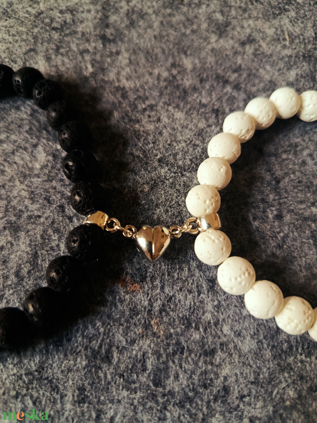 Szerelmes  karkötő láva kőből mágneses szívvel  - ékszer - karkötő - gyöngyös karkötő - Meska.hu