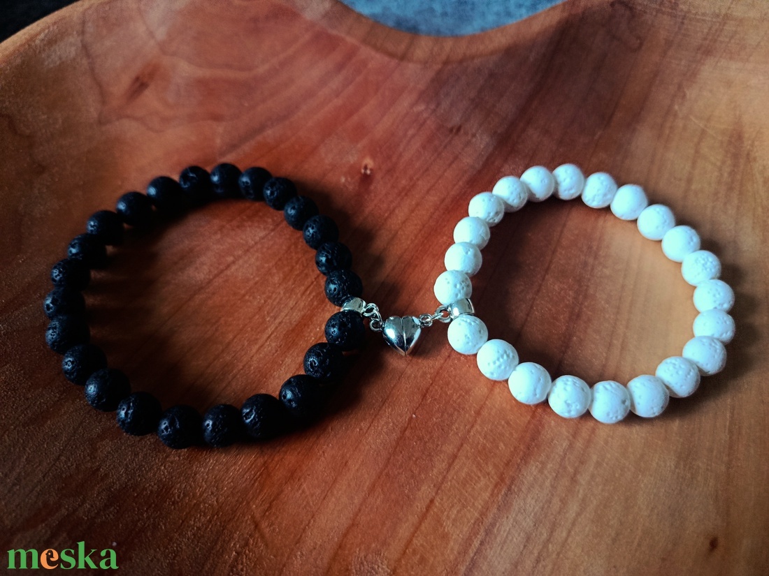 Szerelmes  karkötő láva kőből mágneses szívvel  - ékszer - karkötő - gyöngyös karkötő - Meska.hu