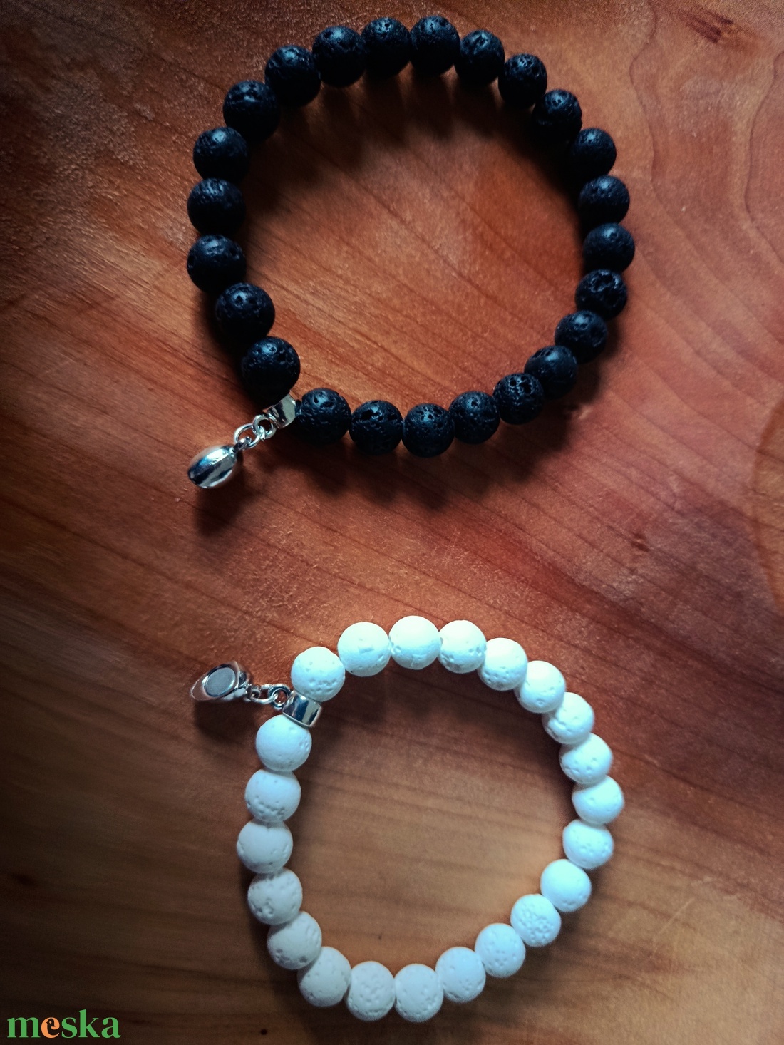 Szerelmes  karkötő láva kőből mágneses szívvel  - ékszer - karkötő - gyöngyös karkötő - Meska.hu