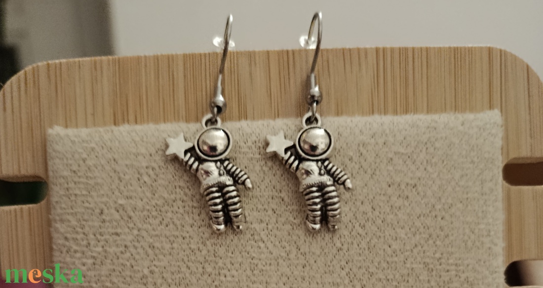 fülbevaló űrhajós fityegővel  - ékszer - fülbevaló - lógó fülbevaló - Meska.hu