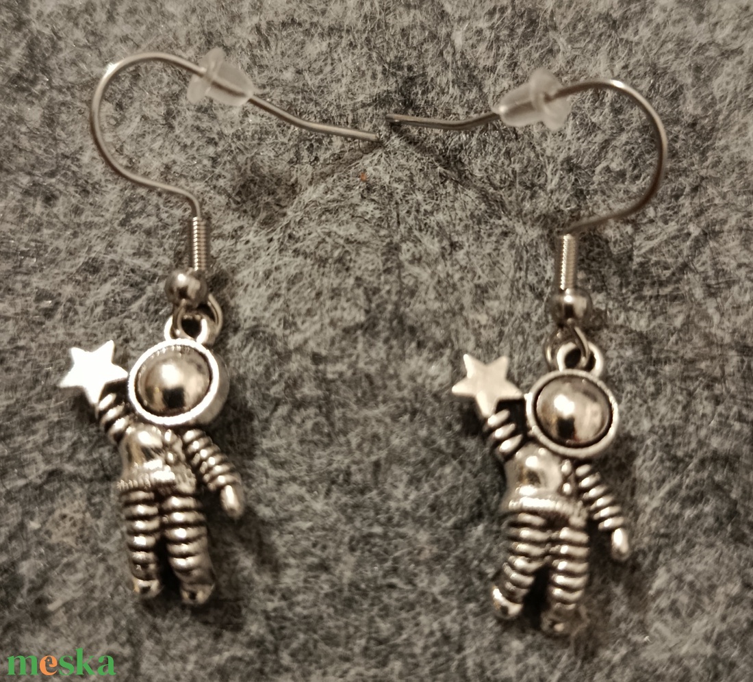 fülbevaló űrhajós fityegővel  - ékszer - fülbevaló - lógó fülbevaló - Meska.hu