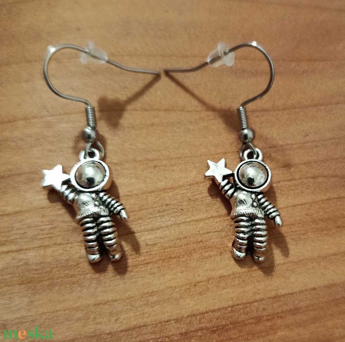 fülbevaló űrhajós fityegővel  - ékszer - fülbevaló - lógó fülbevaló - Meska.hu