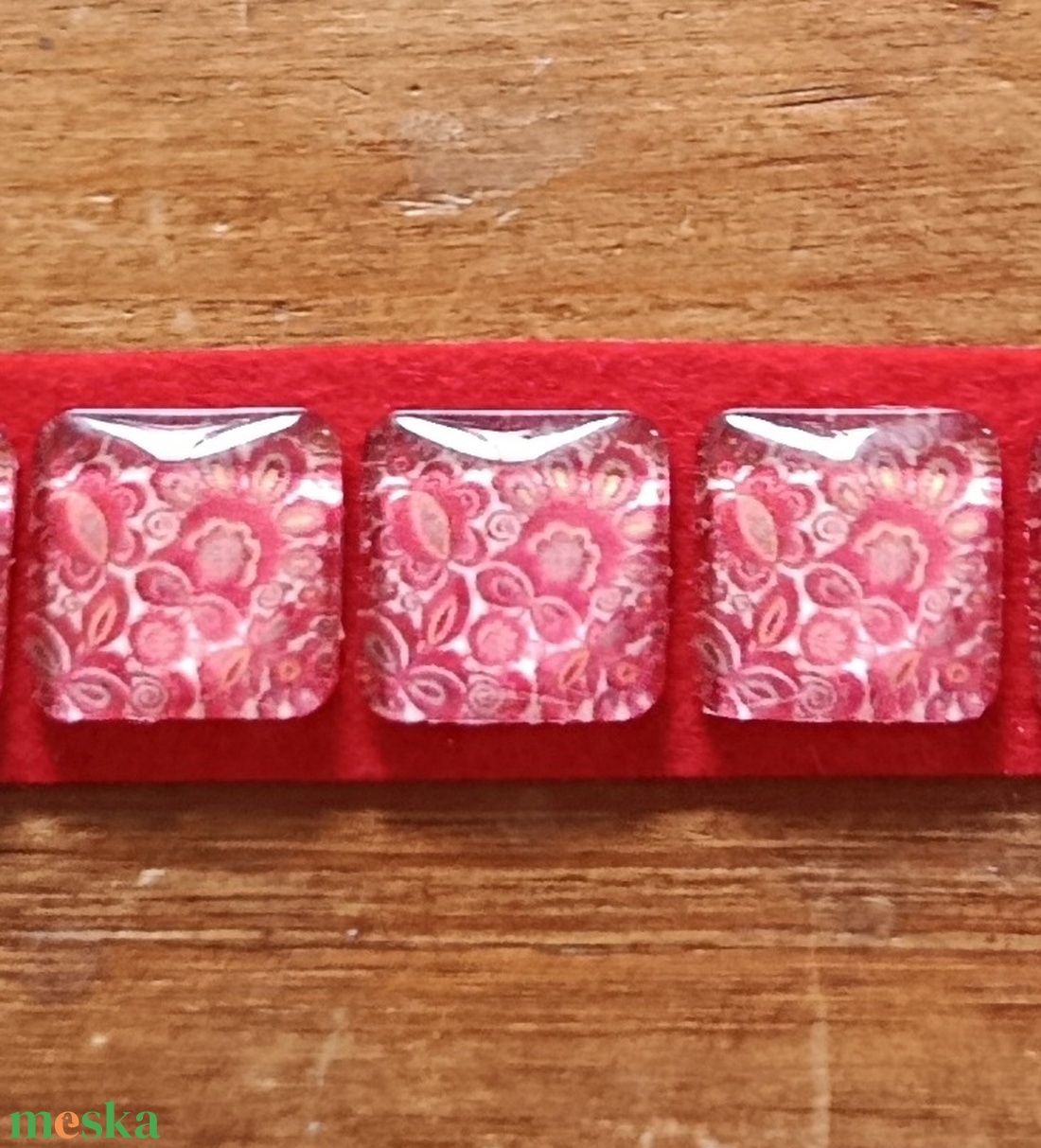 Karkötő népi mintás üveg lencsével  - ékszer - karkötő - charm karkötő - Meska.hu