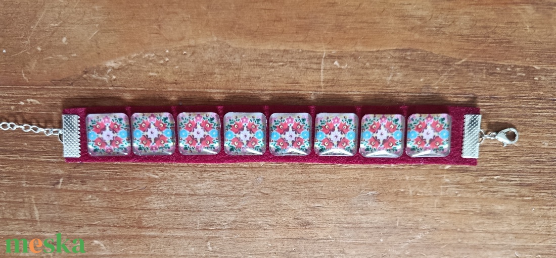 Karkötő népi mintás üveg lencsével  - ékszer - karkötő - charm karkötő - Meska.hu