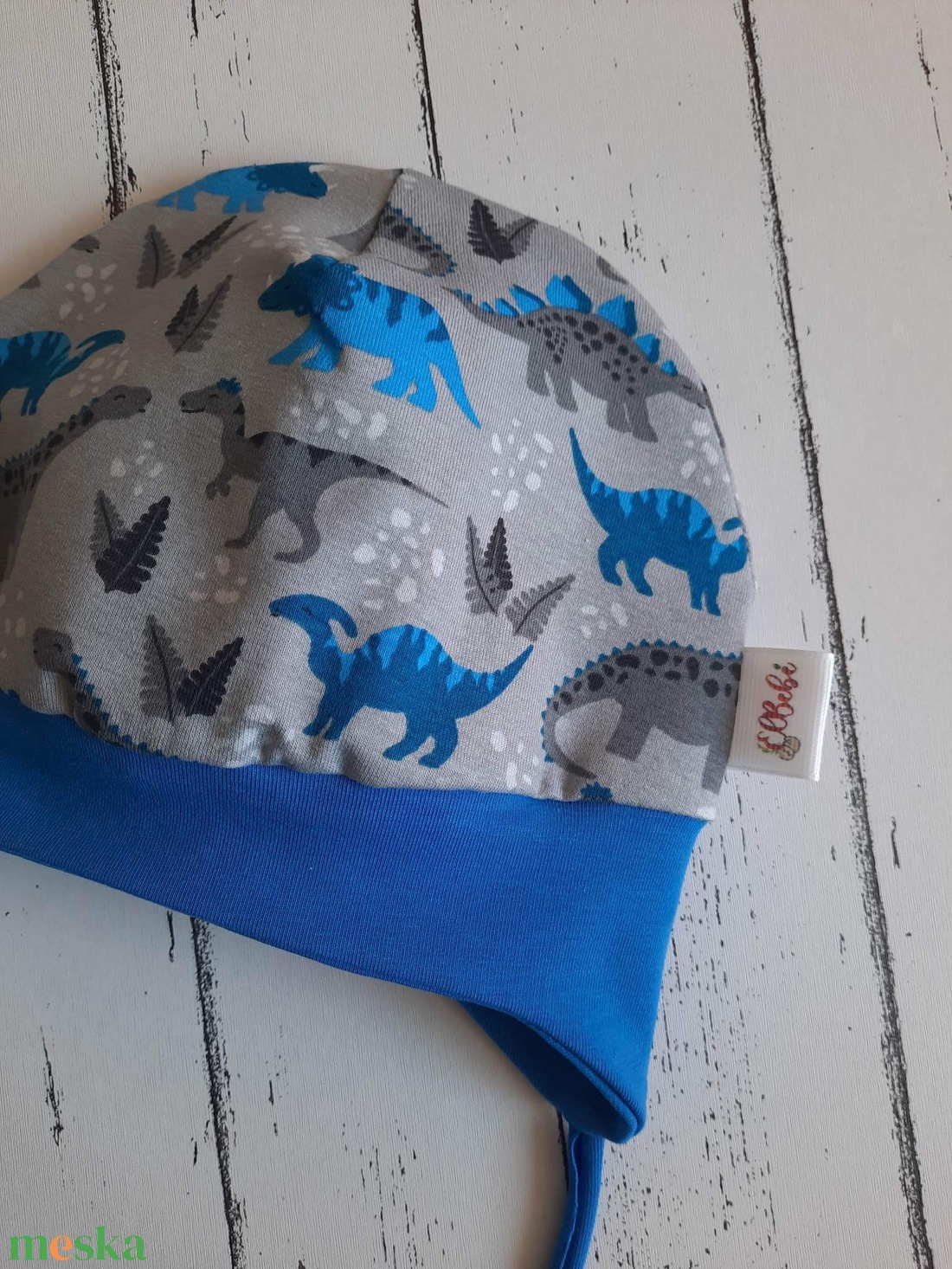 Dínós megkötős fülvédős sapka 49-50 cm - ruha & divat - babaruha & gyerekruha - babasapka - Meska.hu Dínós megkötős fülvédős sapka 49-50 cm - ruha & divat - babaruha & gyerekruha - babasapka - Meska.hu