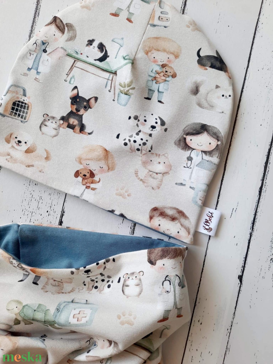 Kisállatok az állatorvosnál sapka-sál szett (50-52) - ruha & divat - babaruha & gyerekruha - babasapka - Meska.hu