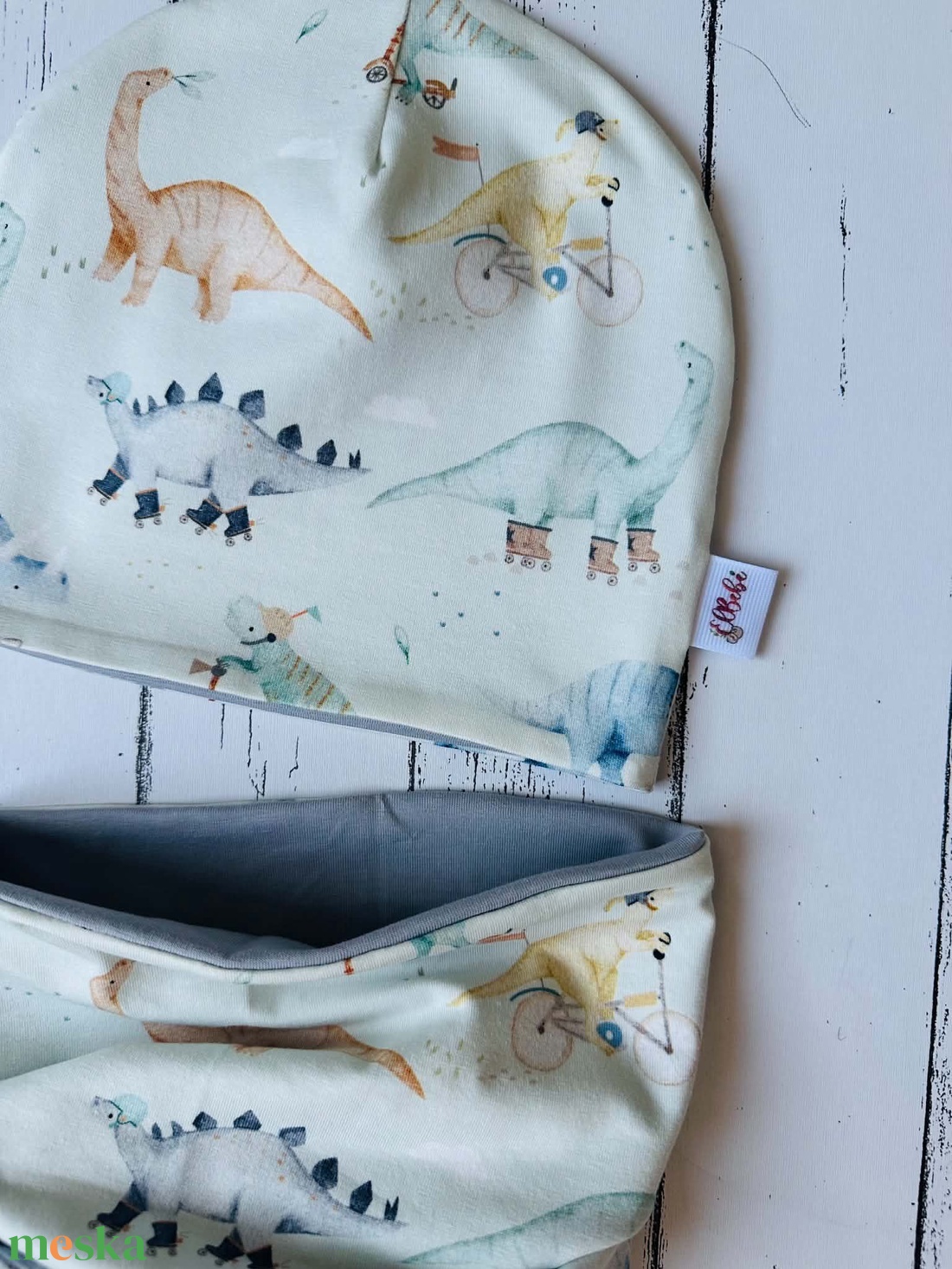 Pasztell menta alapon dínós sapka-sál szett (48-50 cm) - baba - mama - babaruházat - babasapka - Meska.hu