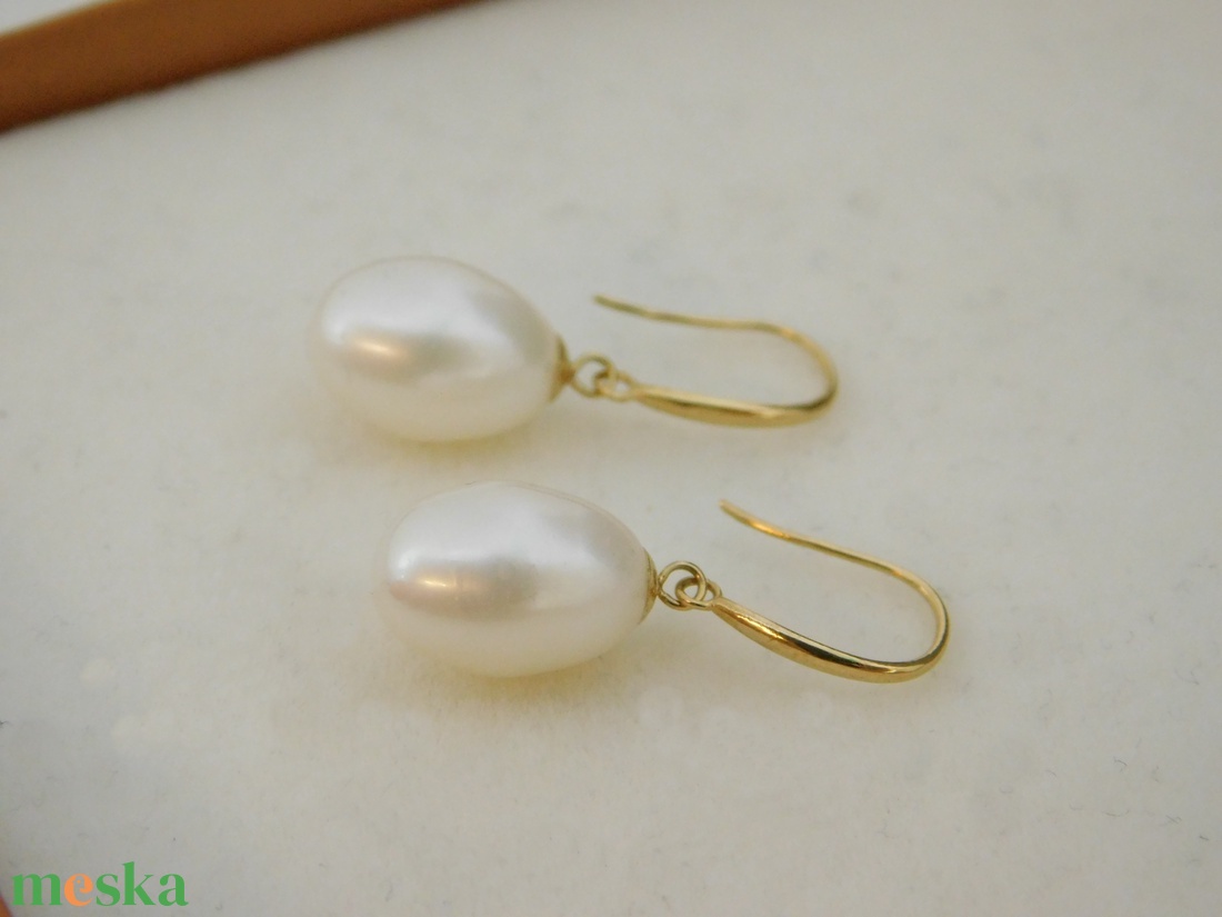 Gyöngy 18 K Arany Lógós Fülbevalók - ékszer - fülbevaló - lógó csepp fülbevaló - Meska.hu